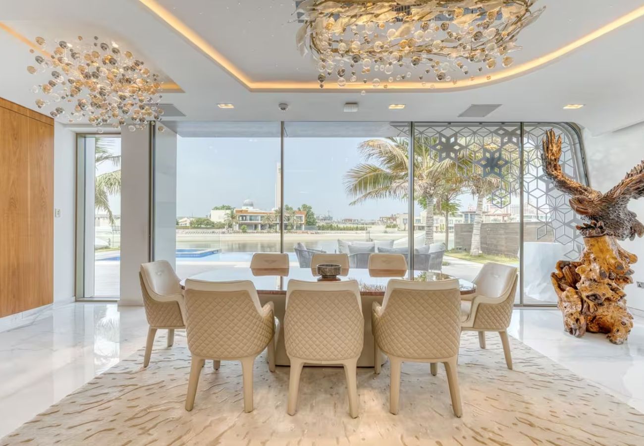 Villa in Dubai - World Class Luxurious 6 BDR Villa In Palm Jumeriah