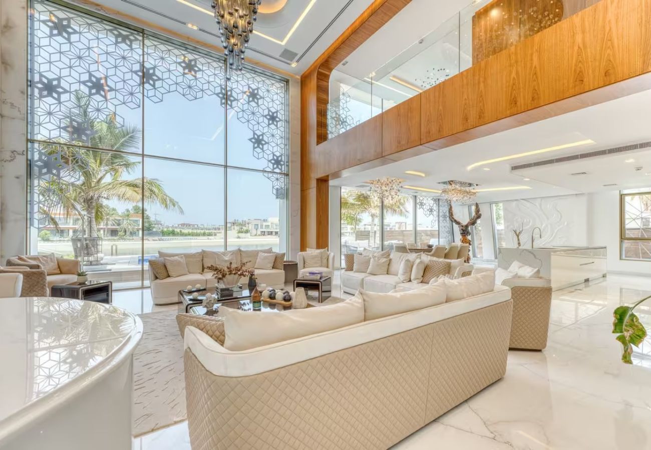 Villa in Dubai - World Class Luxurious 6 BDR Villa In Palm Jumeriah
