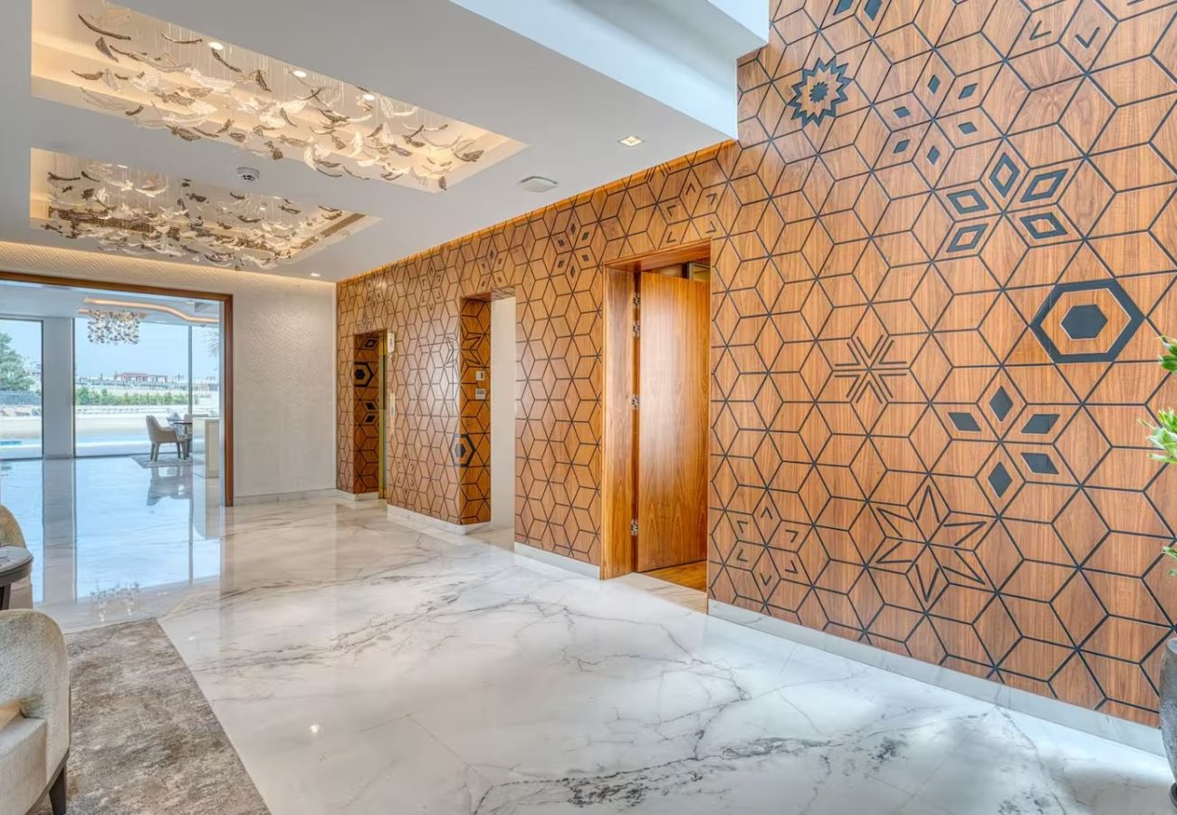 Villa in Dubai - World Class Luxurious 6 BDR Villa In Palm Jumeriah