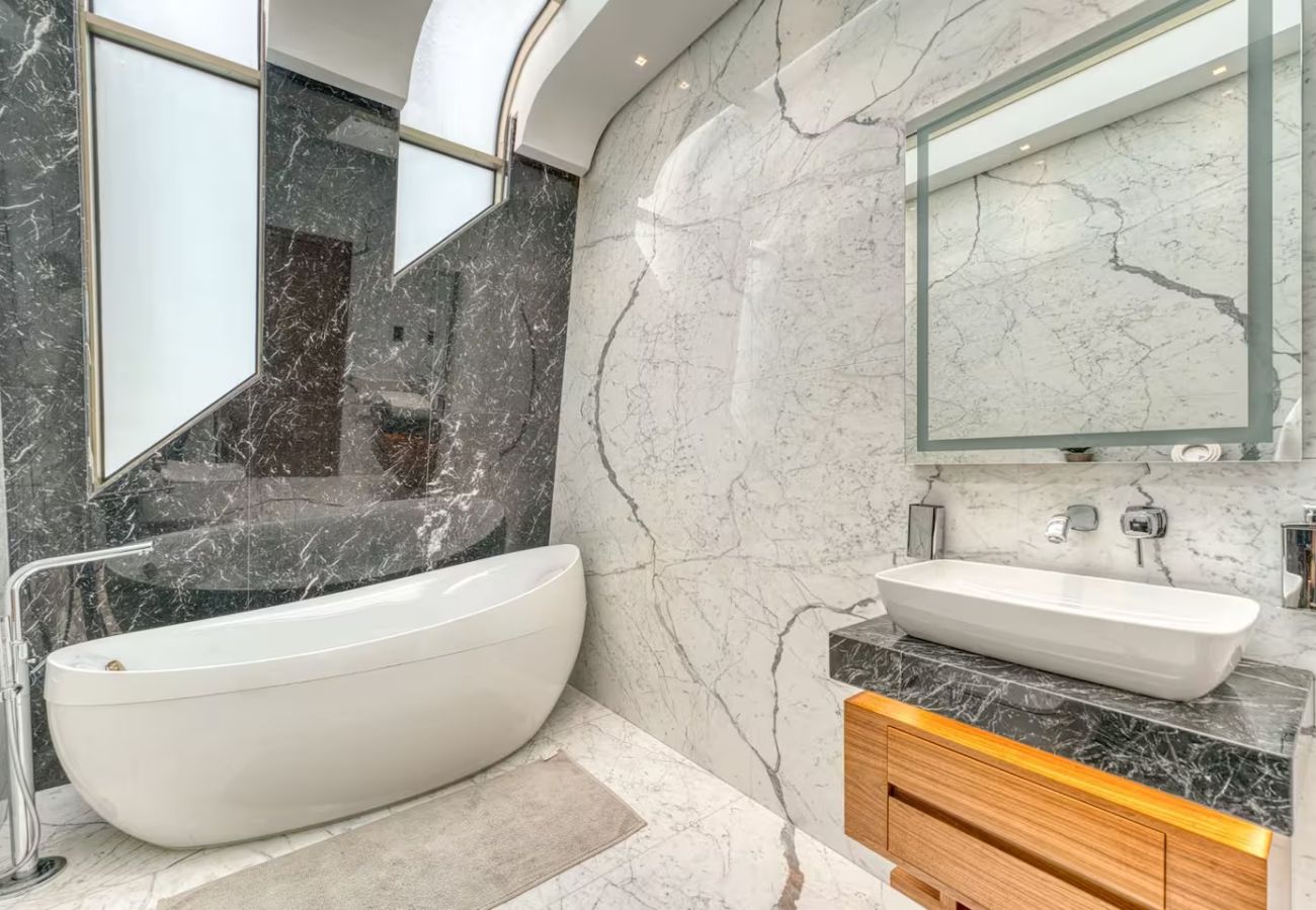 Villa in Dubai - World Class Luxurious 6 BDR Villa In Palm Jumeriah