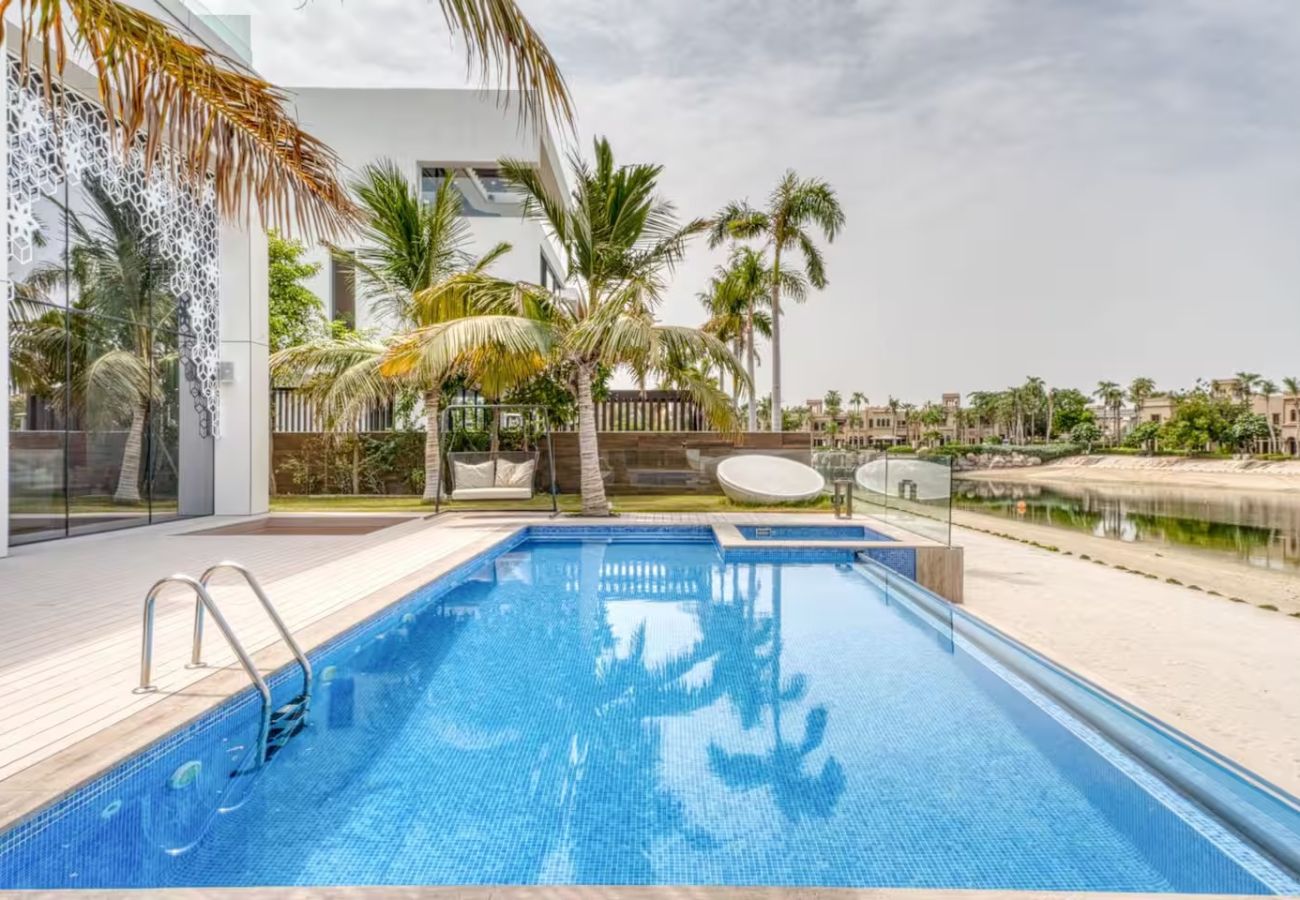 Villa in Dubai - World Class Luxurious 6 BDR Villa In Palm Jumeriah