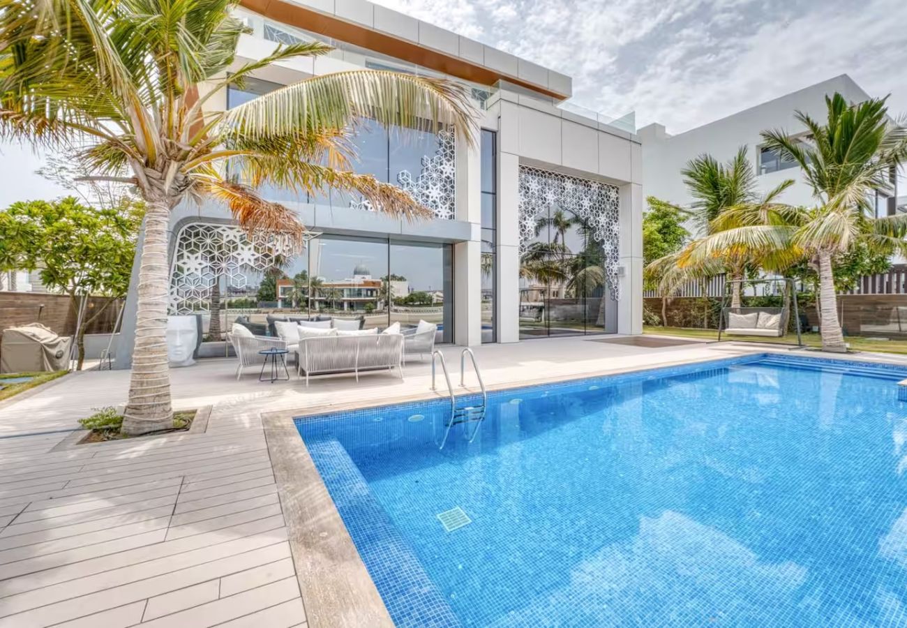Villa in Dubai - World Class Luxurious 6 BDR Villa In Palm Jumeriah