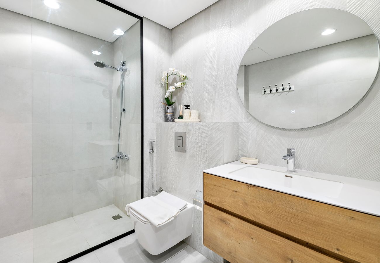 Apartment in Dubai - Sophisticated 2BDR-Burj Khalifa & Fountain Views
