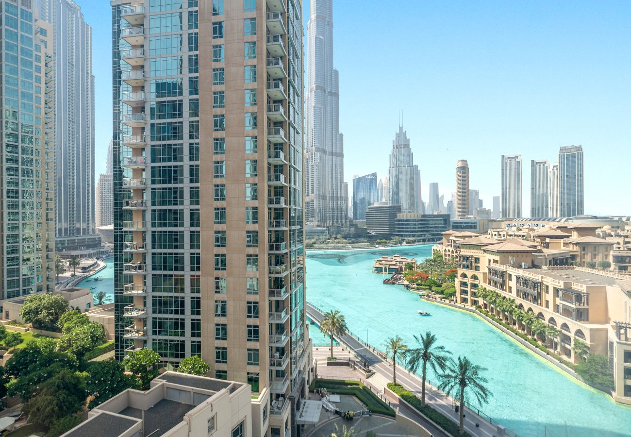 Apartment in Dubai - Sophisticated 2BDR-Burj Khalifa & Fountain Views