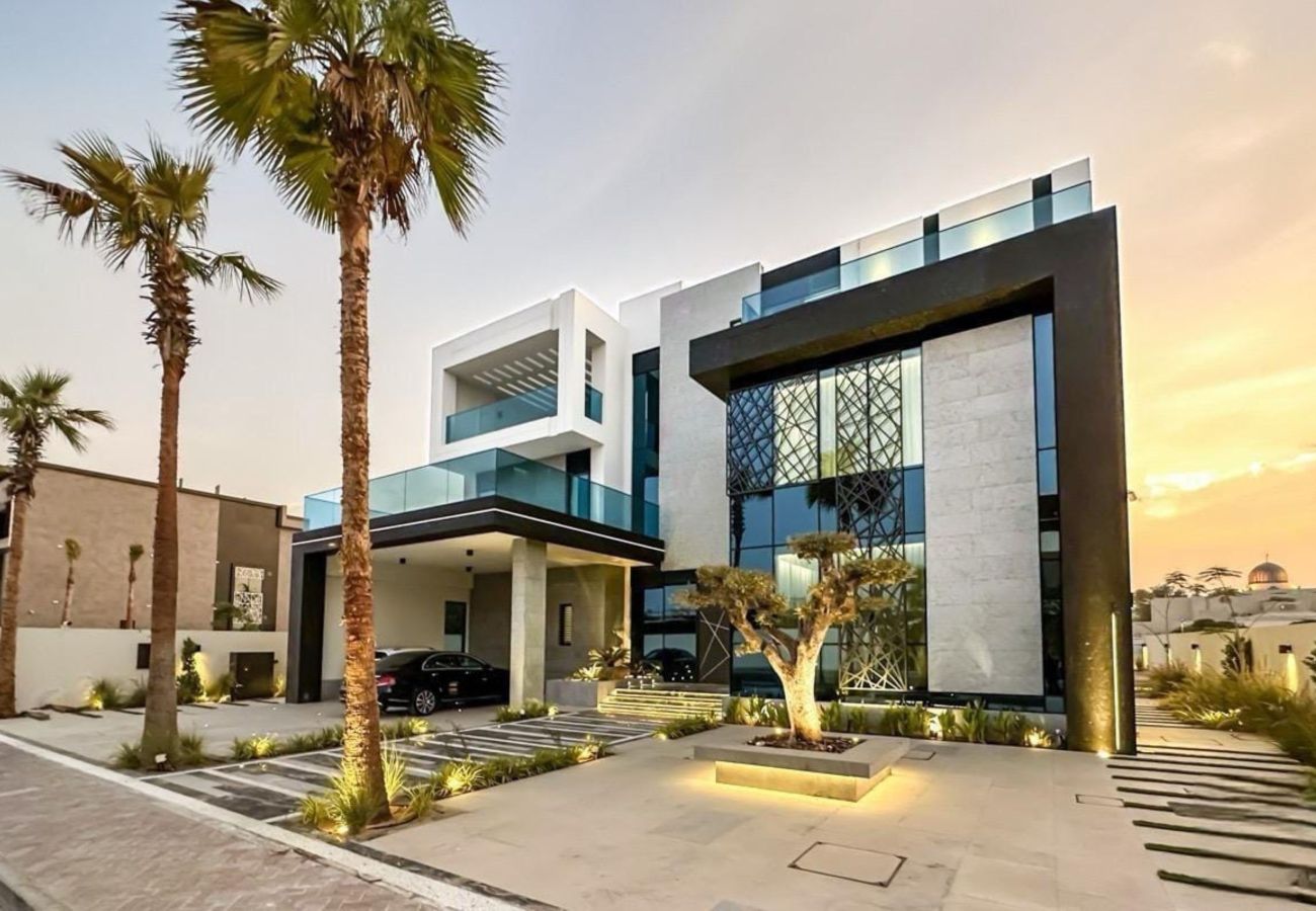 Villa in Dubai - World Class Luxurious 8 BDR Villa In Palm Jumeriah
