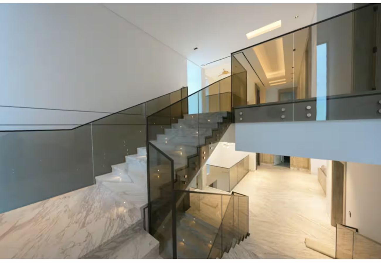 Villa in Dubai - World Class Luxurious 8 BDR Villa In Palm Jumeriah