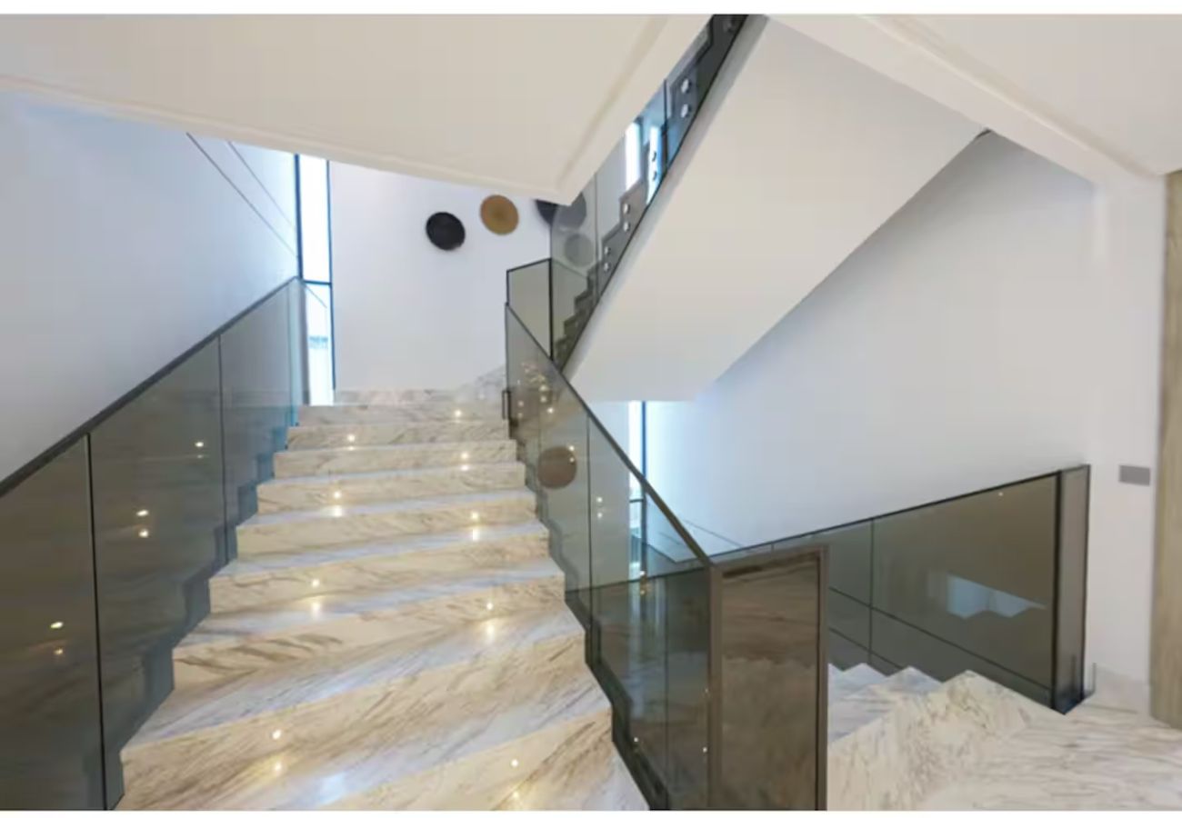 Villa in Dubai - World Class Luxurious 8 BDR Villa In Palm Jumeriah