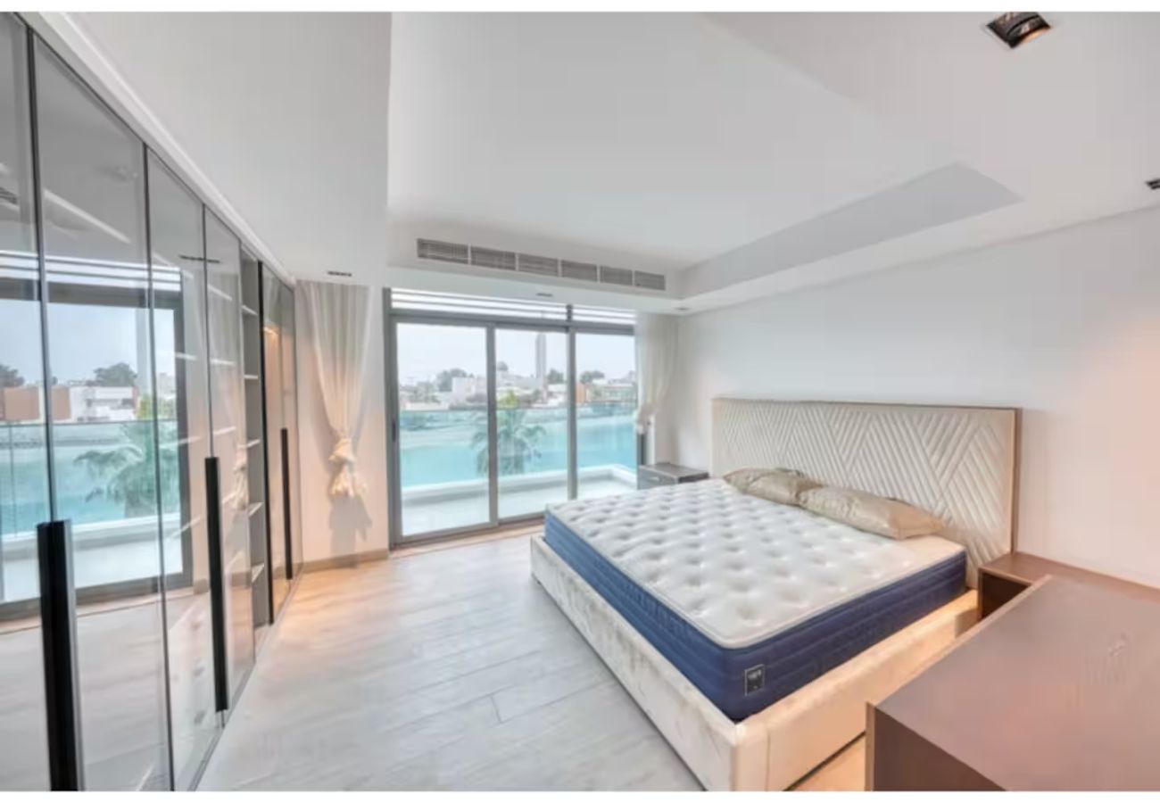 Villa in Dubai - World Class Luxurious 8 BDR Villa In Palm Jumeriah