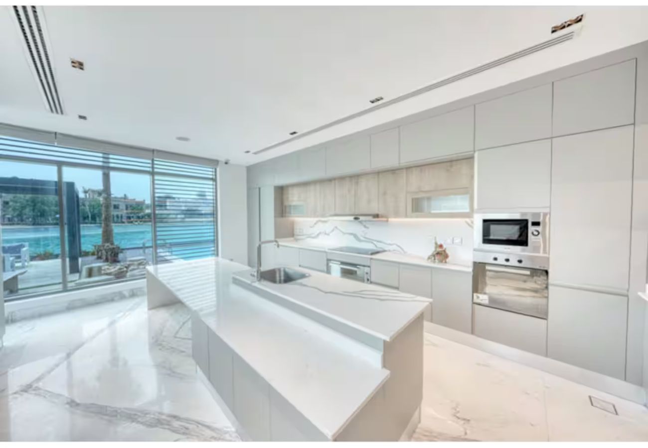 Villa in Dubai - World Class Luxurious 8 BDR Villa In Palm Jumeriah