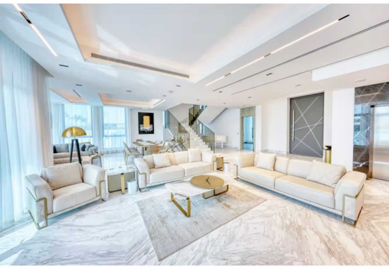 Villa in Dubai - World Class Luxurious 8 BDR Villa In Palm Jumeriah