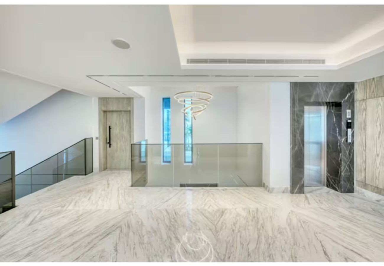 Villa in Dubai - World Class Luxurious 8 BDR Villa In Palm Jumeriah