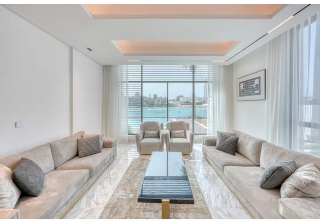 Villa in Dubai - World Class Luxurious 8 BDR Villa In Palm Jumeriah