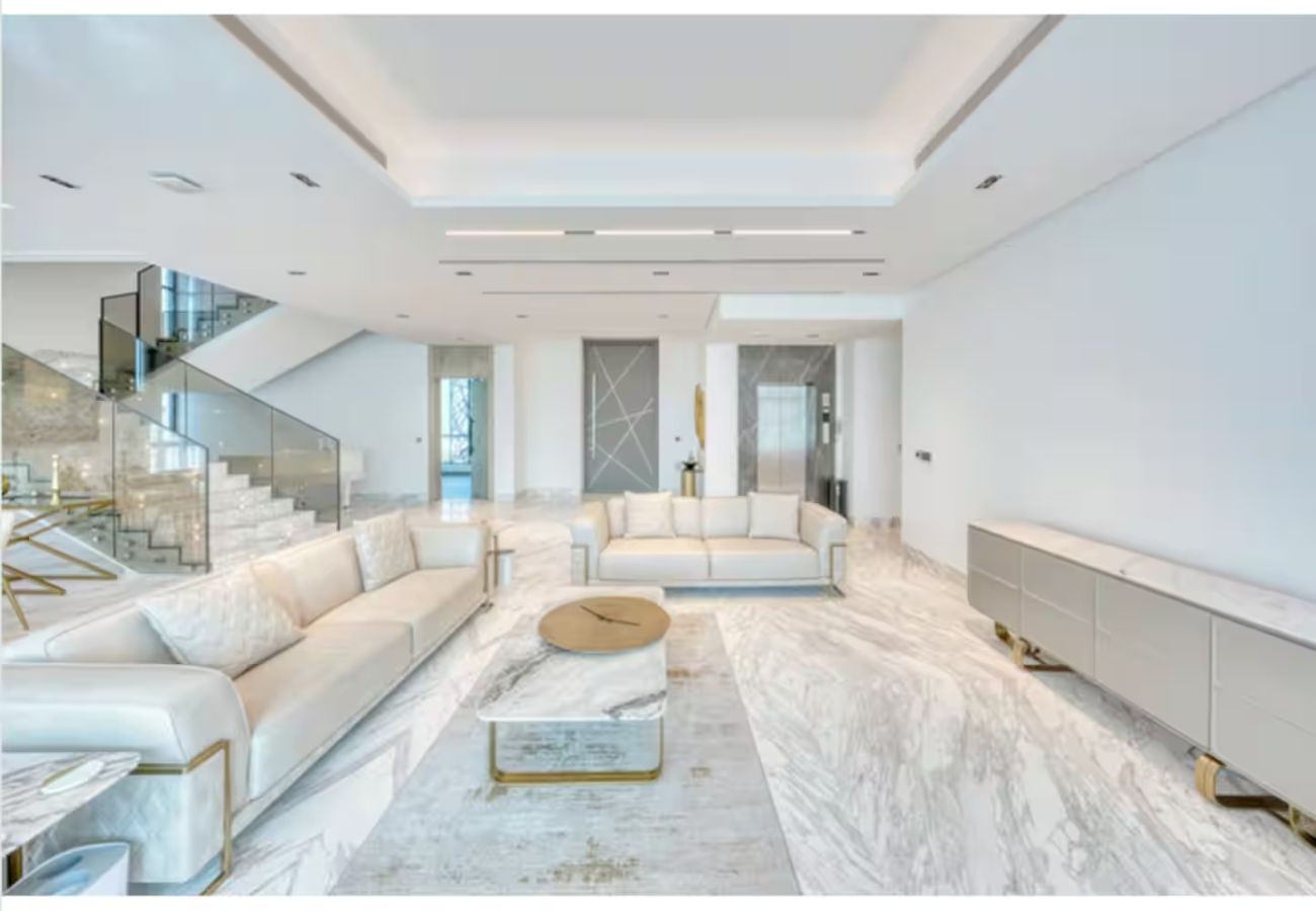 Villa in Dubai - World Class Luxurious 8 BDR Villa In Palm Jumeriah