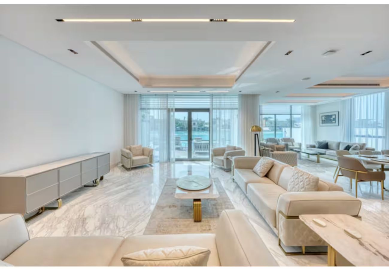 Villa in Dubai - World Class Luxurious 8 BDR Villa In Palm Jumeriah