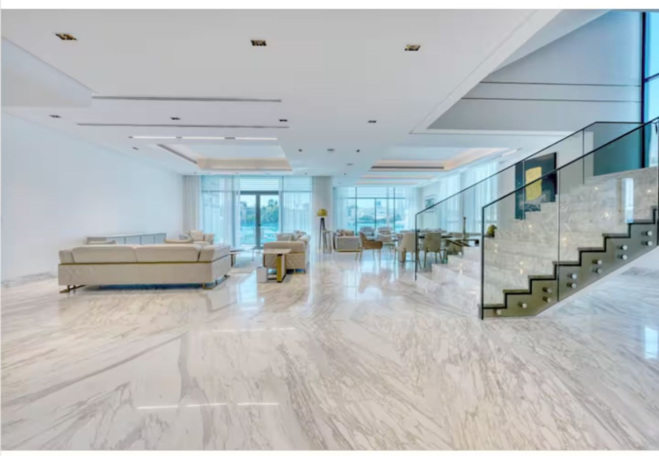 Villa in Dubai - World Class Luxurious 8 BDR Villa In Palm Jumeriah