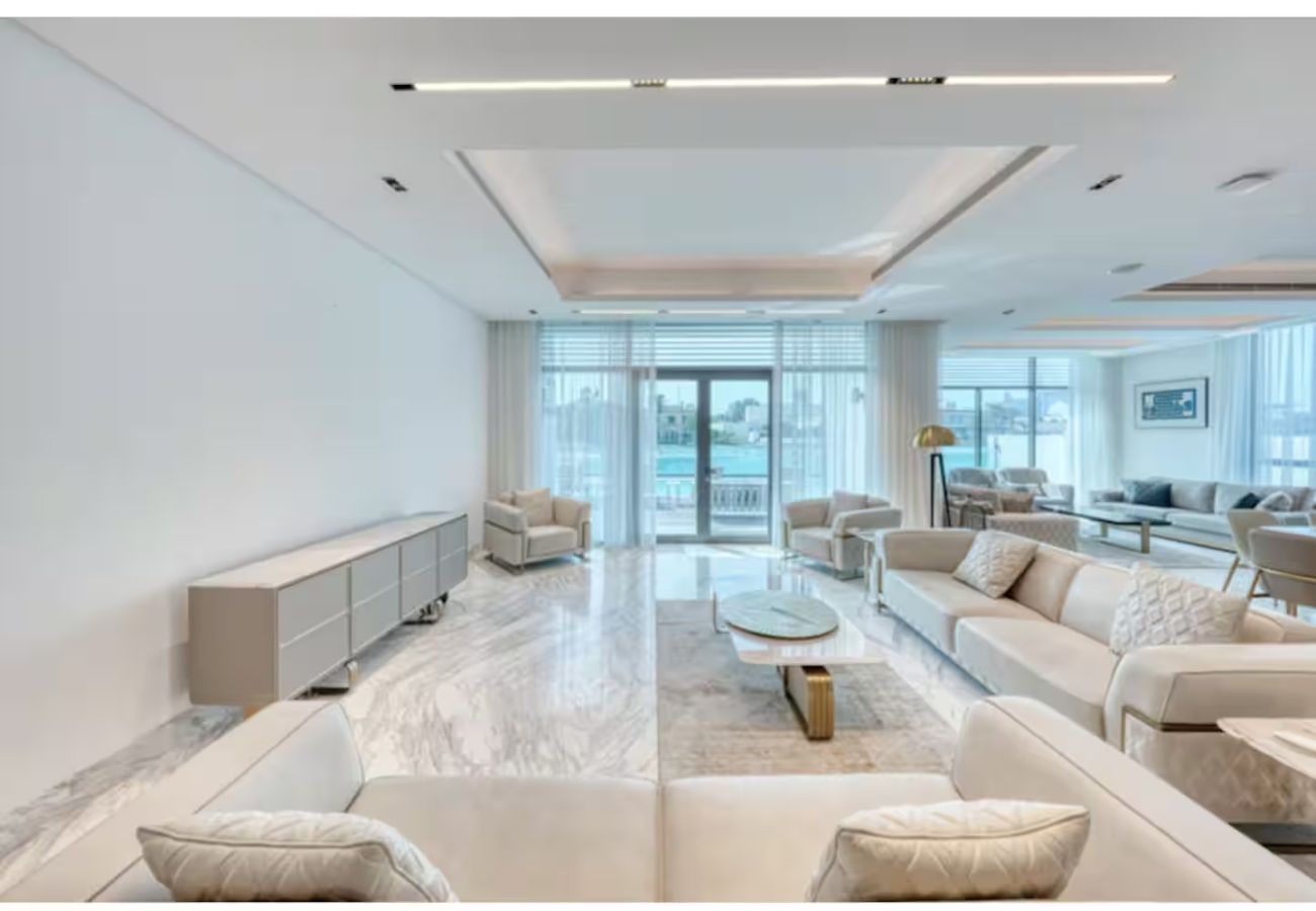 Villa in Dubai - World Class Luxurious 8 BDR Villa In Palm Jumeriah