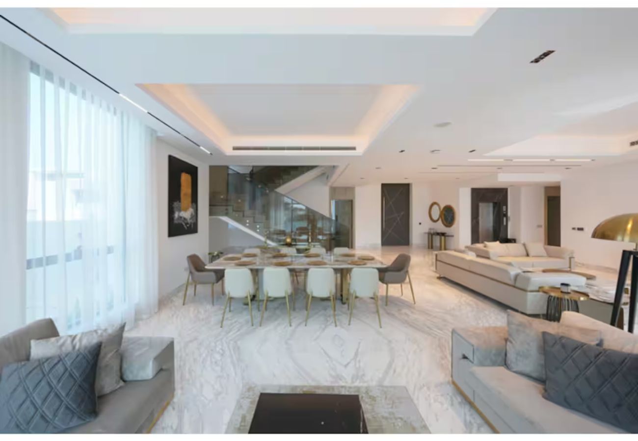 Villa in Dubai - World Class Luxurious 8 BDR Villa In Palm Jumeriah