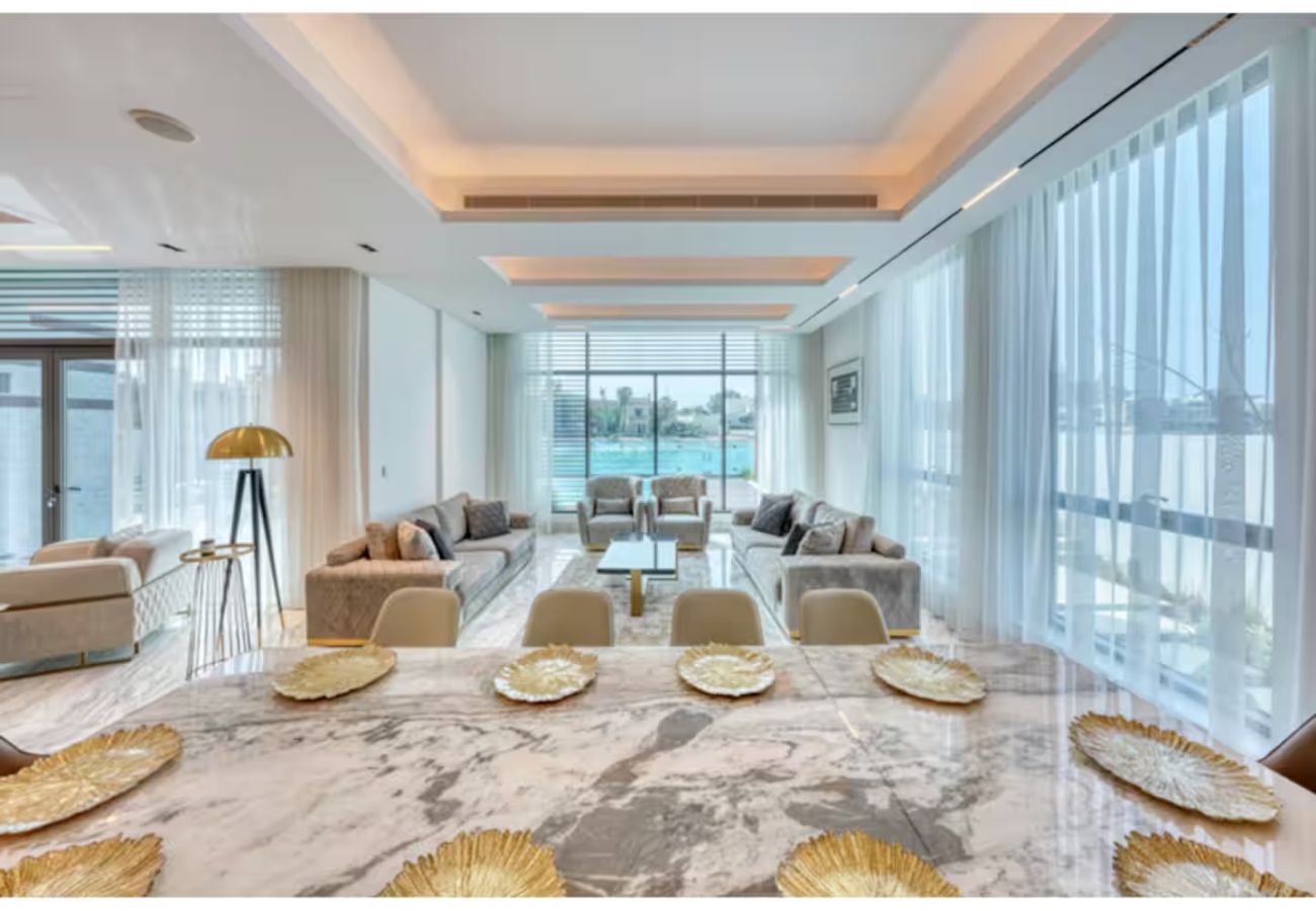 Villa in Dubai - World Class Luxurious 8 BDR Villa In Palm Jumeriah