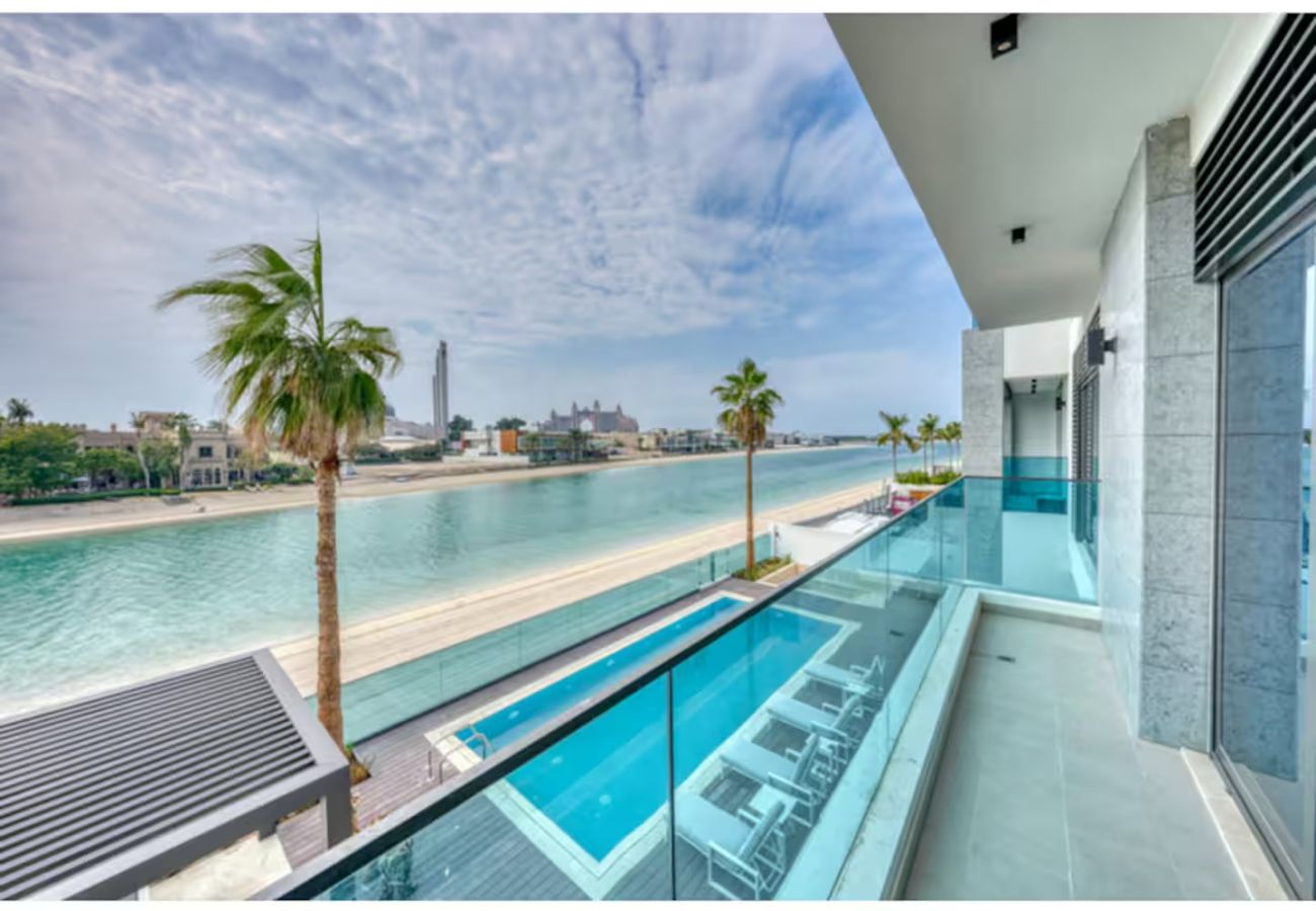 Villa in Dubai - World Class Luxurious 8 BDR Villa In Palm Jumeriah