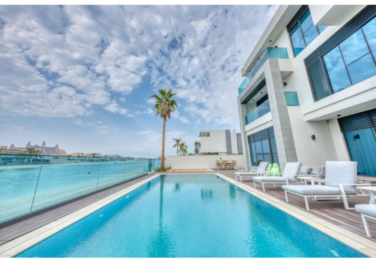 Villa in Dubai - World Class Luxurious 8 BDR Villa In Palm Jumeriah