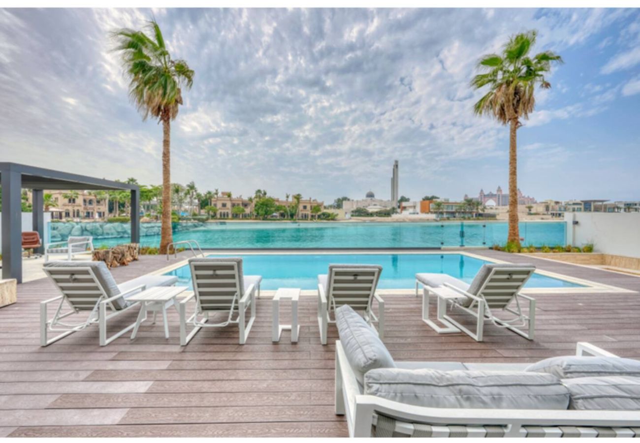 Villa in Dubai - World Class Luxurious 8 BDR Villa In Palm Jumeriah