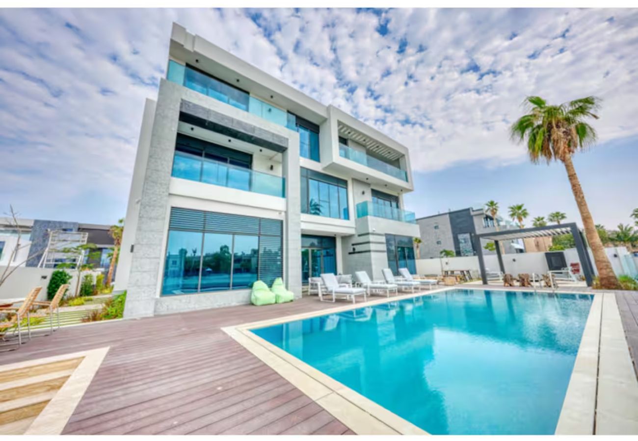 Villa in Dubai - World Class Luxurious 8 BDR Villa In Palm Jumeriah