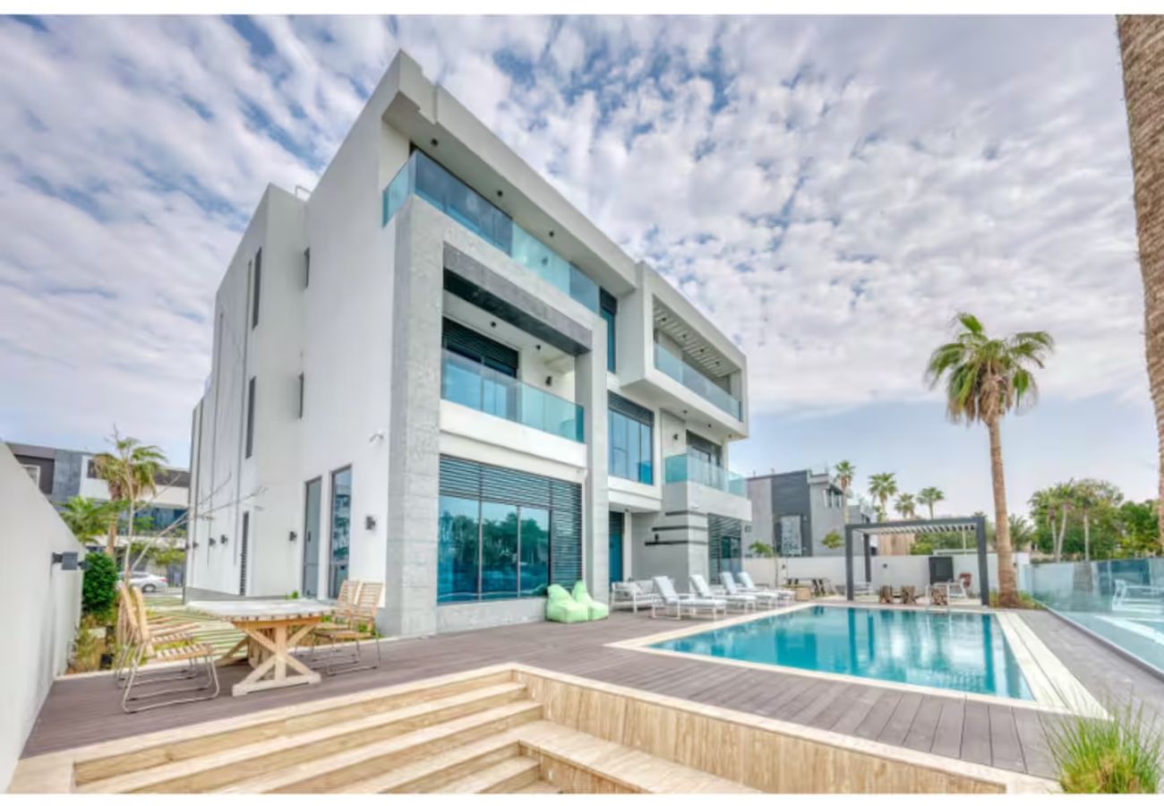 Villa in Dubai - World Class Luxurious 8 BDR Villa In Palm Jumeriah