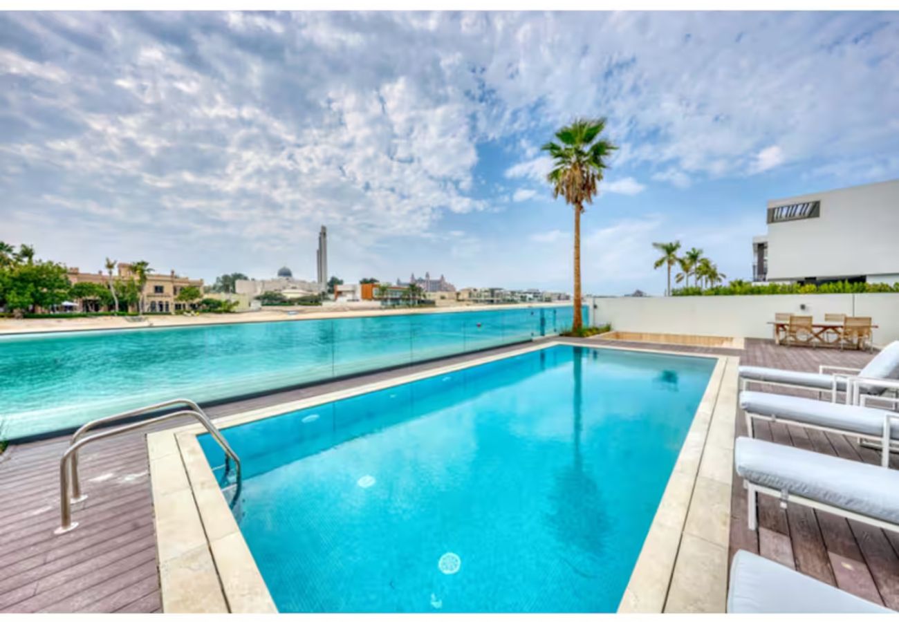Villa in Dubai - World Class Luxurious 8 BDR Villa In Palm Jumeriah