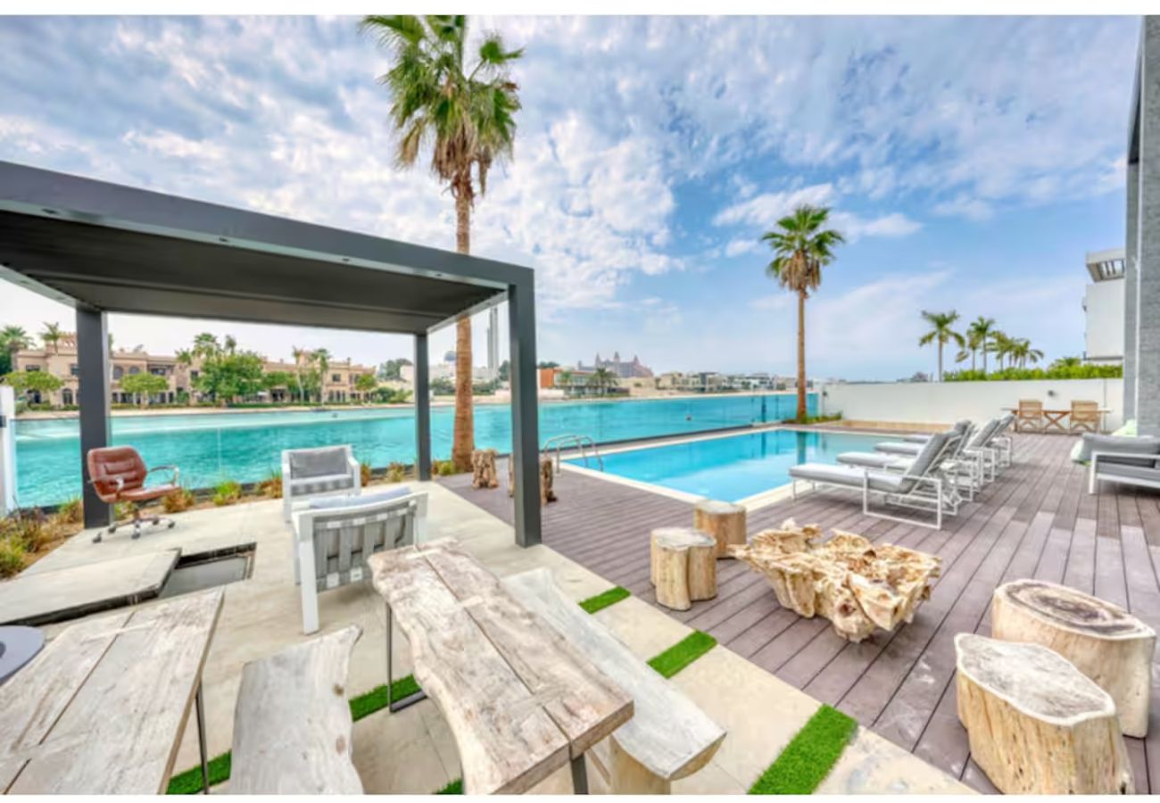 Villa in Dubai - World Class Luxurious 8 BDR Villa In Palm Jumeriah