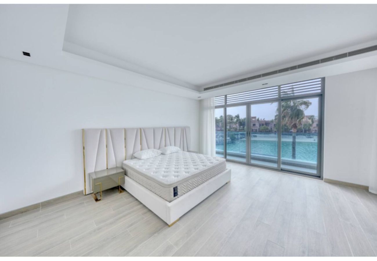 Villa in Dubai - World Class Luxurious 8 BDR Villa In Palm Jumeriah