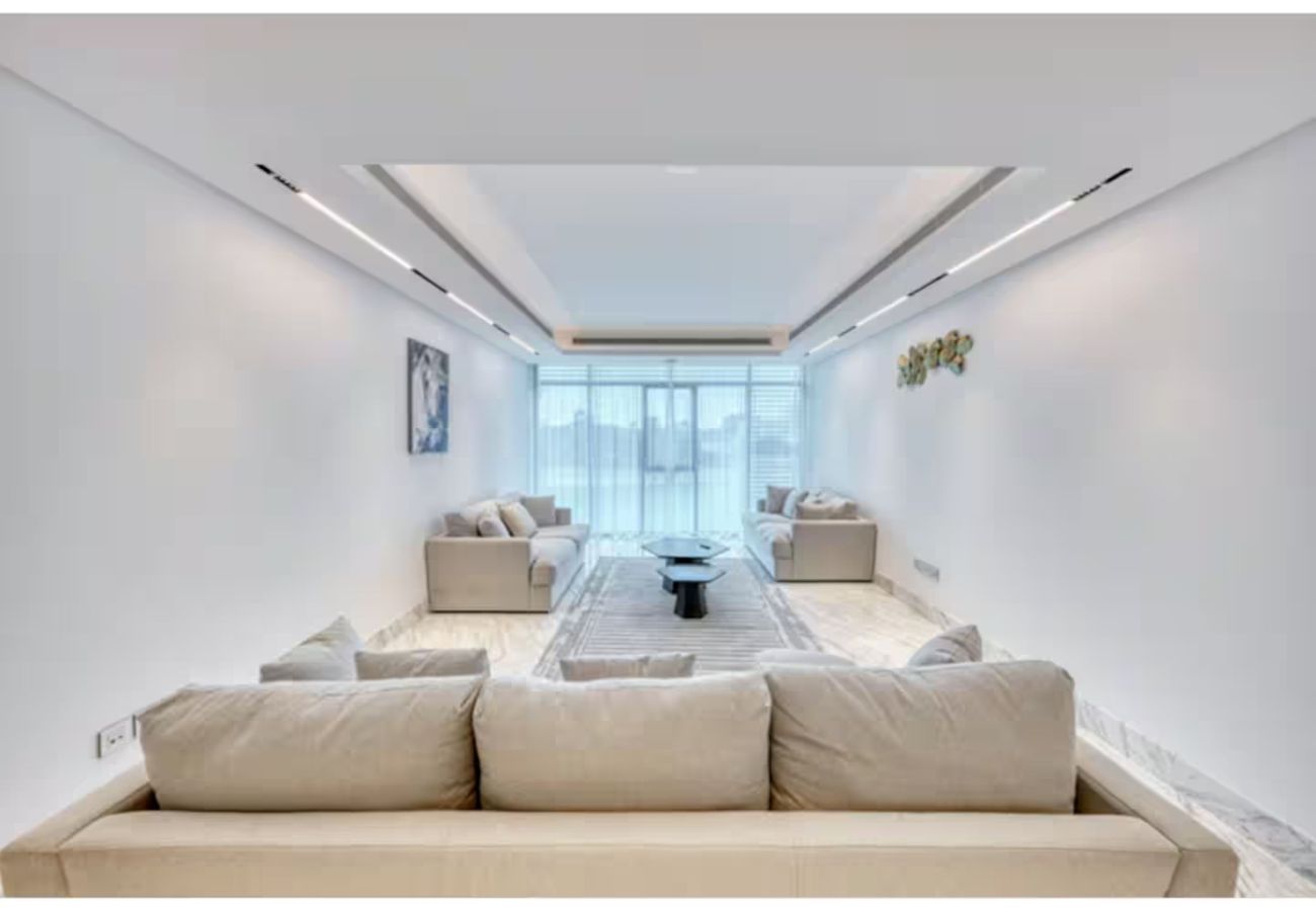 Villa in Dubai - World Class Luxurious 8 BDR Villa In Palm Jumeriah
