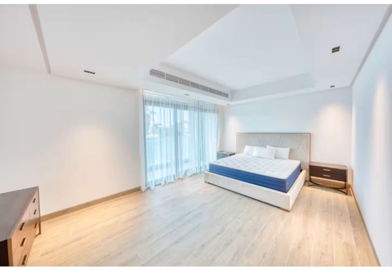 Villa in Dubai - World Class Luxurious 8 BDR Villa In Palm Jumeriah