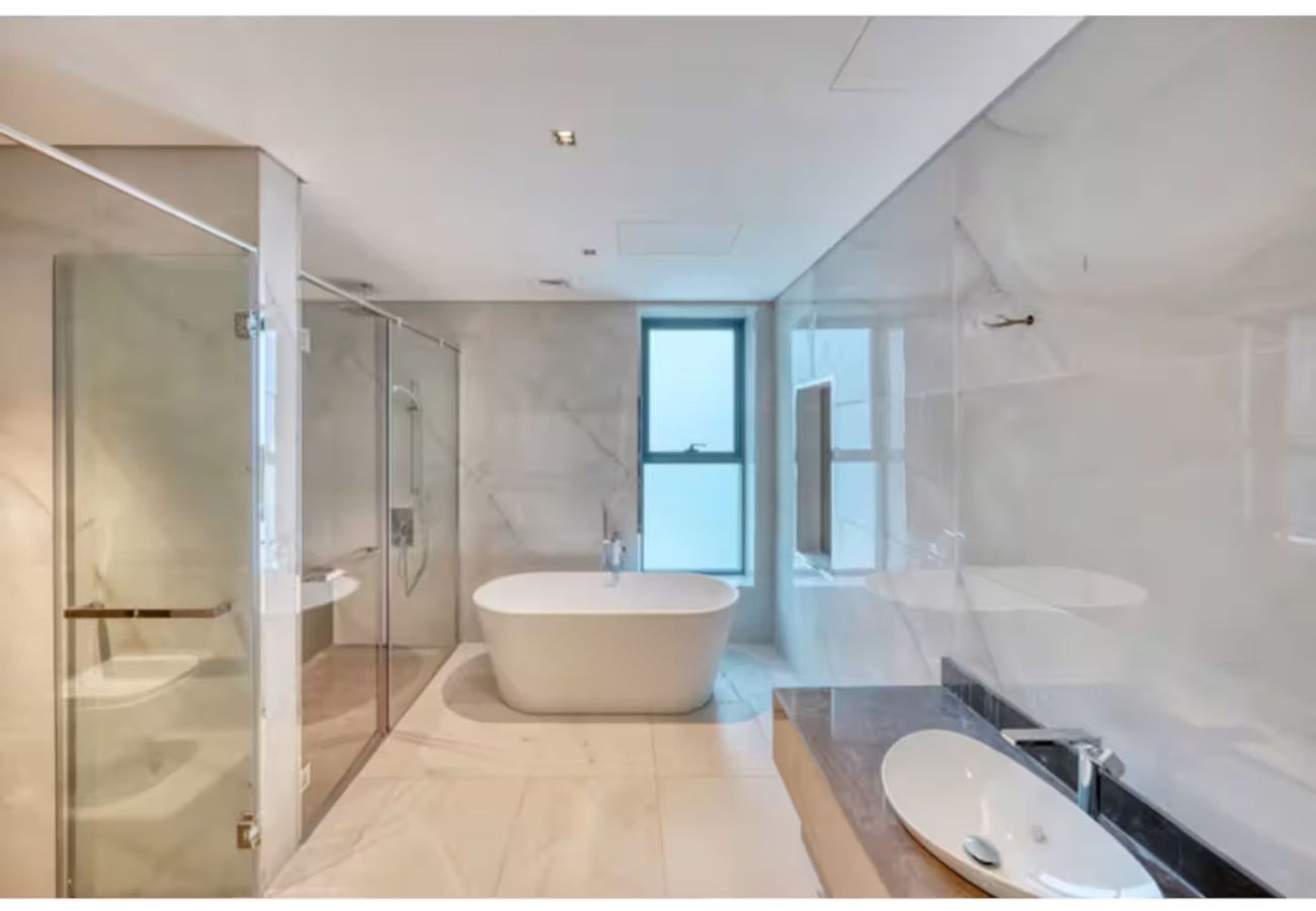 Villa in Dubai - World Class Luxurious 8 BDR Villa In Palm Jumeriah