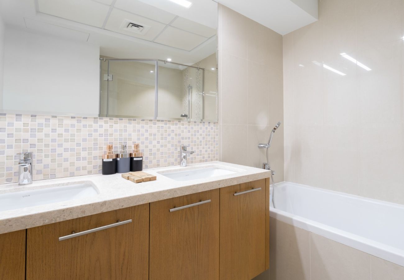 Apartment in Dubai - Skyline Charm: 2BR+1GR W/ Burj Khalifa & Fountain