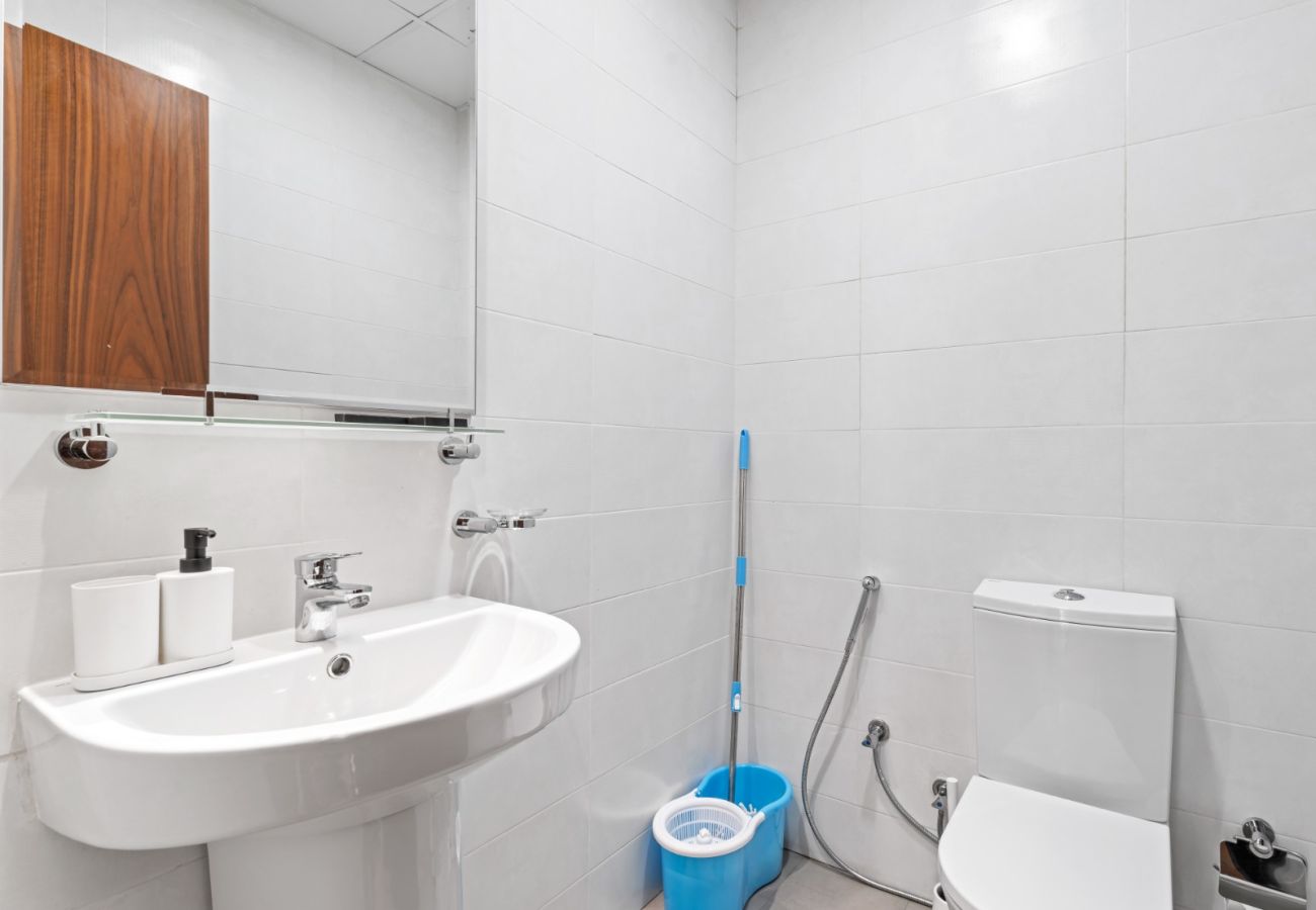 Apartment in Dubai - Urban Elegance: 1BDR in Dunya