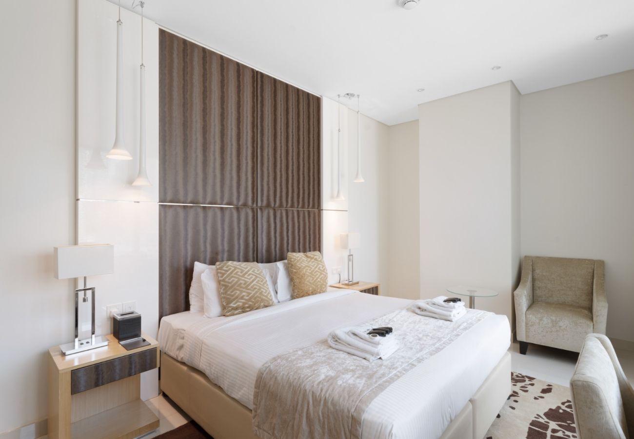 Apartment in Dubai - Water's Edge 1BDR: Your Perfect Grand Getaway-05