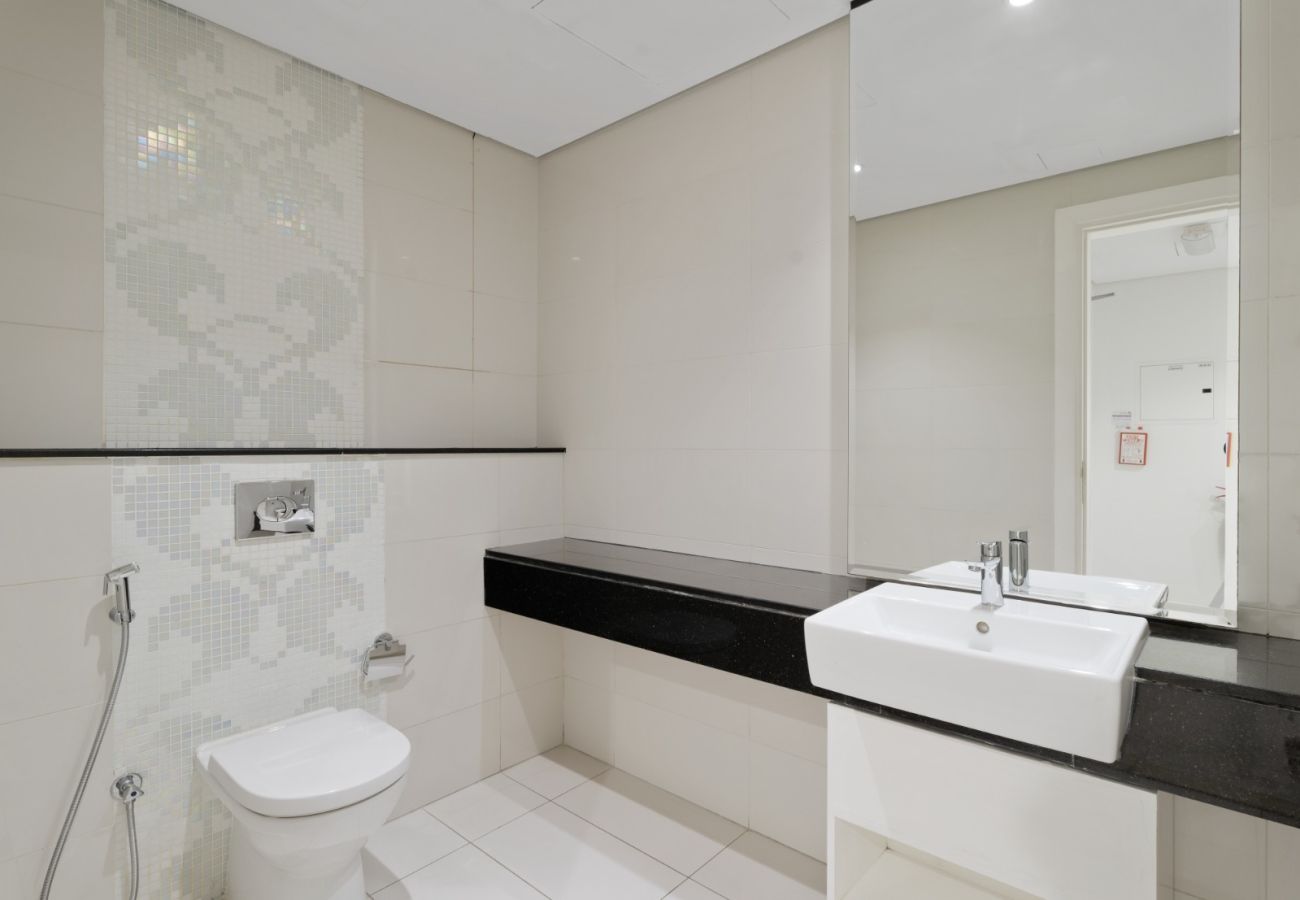 Apartment in Dubai - Water's Edge 1BDR: Your Perfect Grand Getaway-05