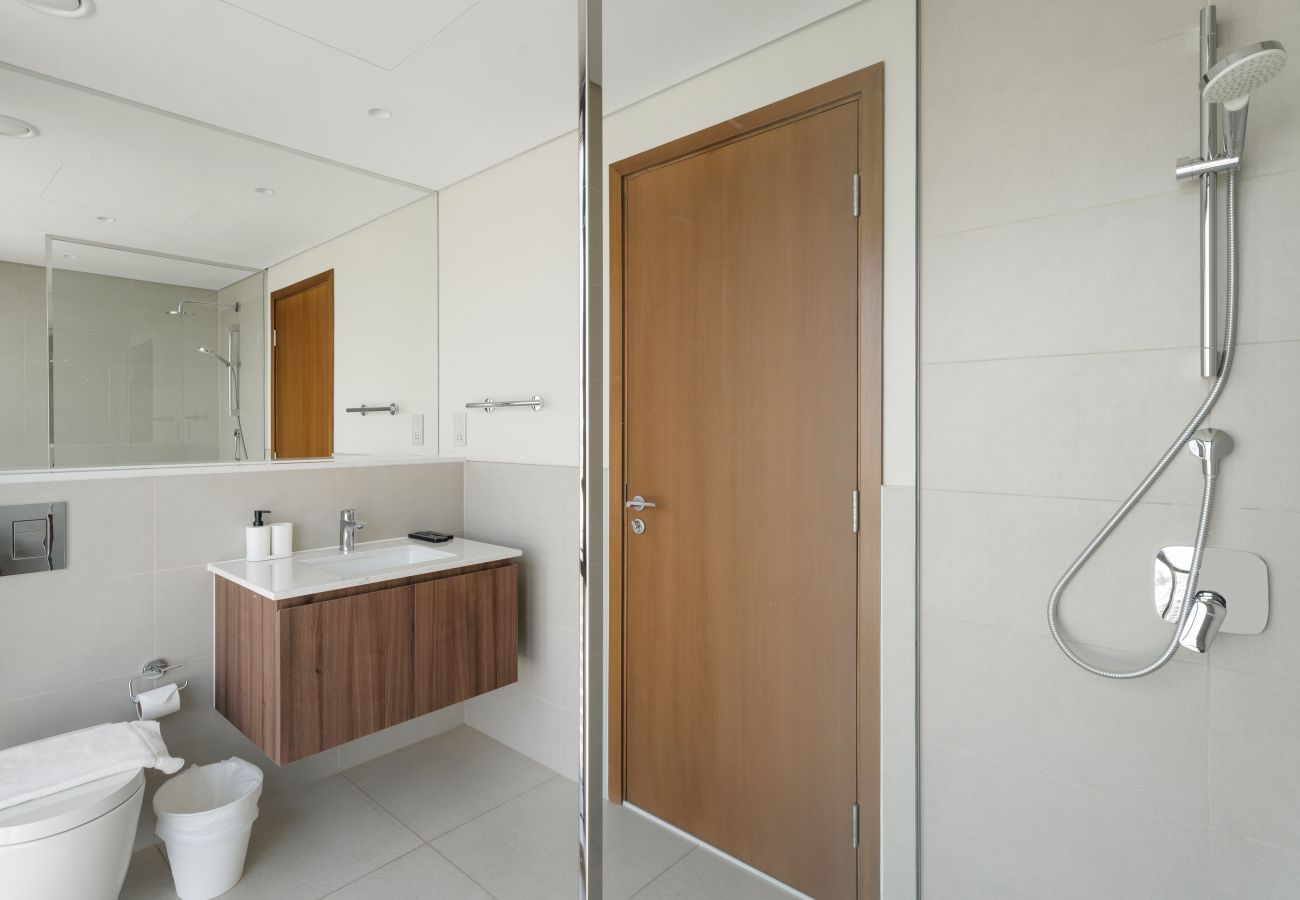 Apartment in Dubai - Pristine Luxury 2BDR W/ Sofa Cum Bed- Vida Creek