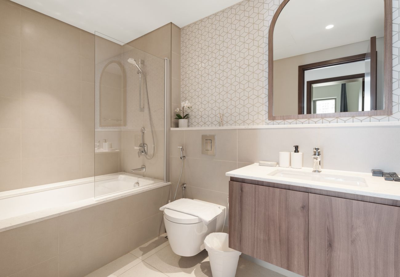 Apartment in Dubai - Pristine Luxury 2BDR W/ Sofa Cum Bed- Vida Creek