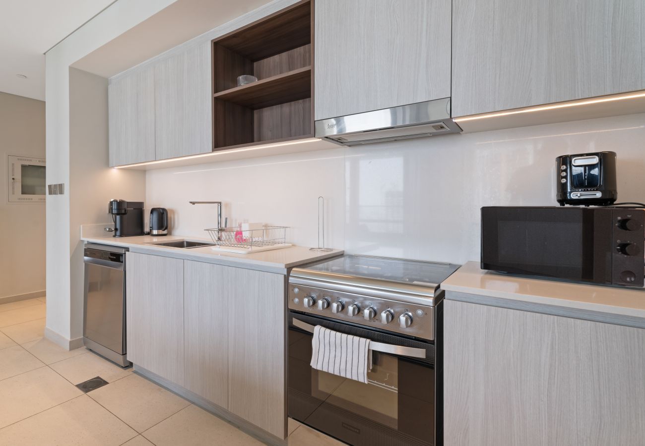 Apartment in Dubai - Pristine Luxury 2BDR W/ Sofa Cum Bed- Vida Creek