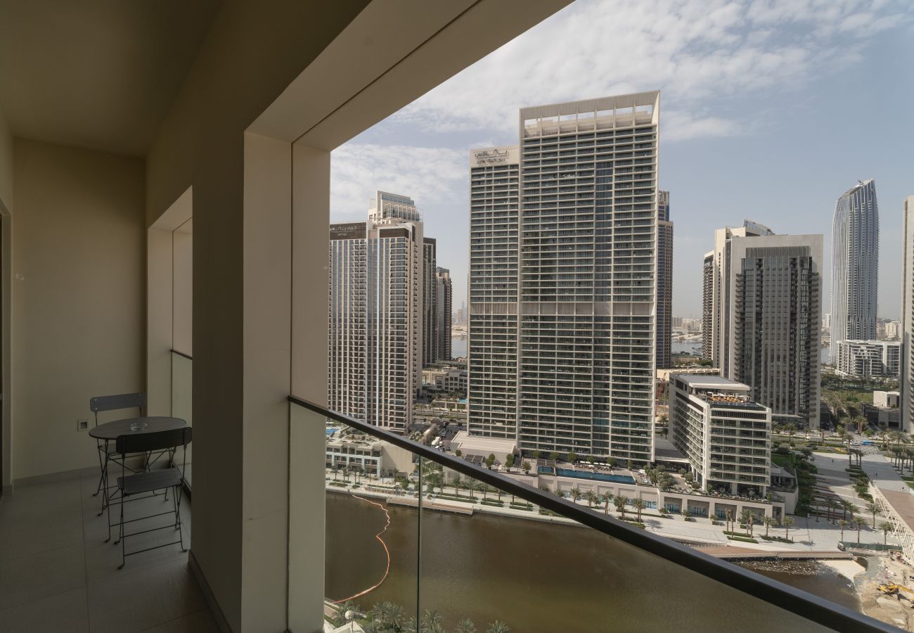 Apartment in Dubai - Pristine Luxury 2BDR W/ Sofa Cum Bed- Vida Creek