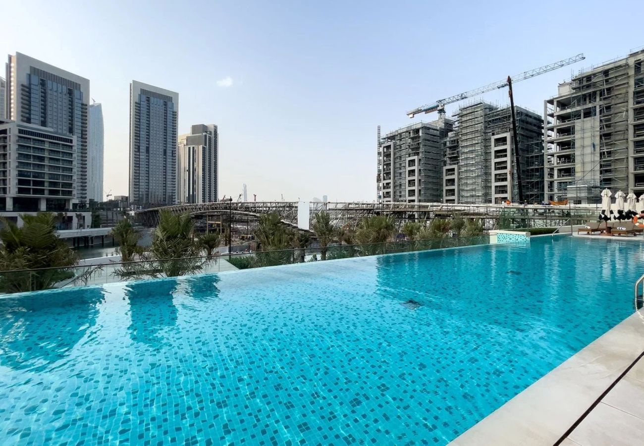 Apartment in Dubai - Pristine Luxury 2BDR W/ Sofa Cum Bed- Vida Creek