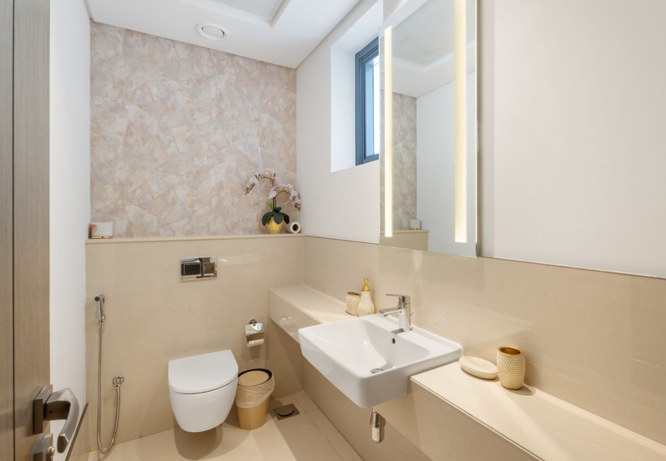 Apartment in Dubai - Elite Haven: Luxurious 1BR in Blue Bell