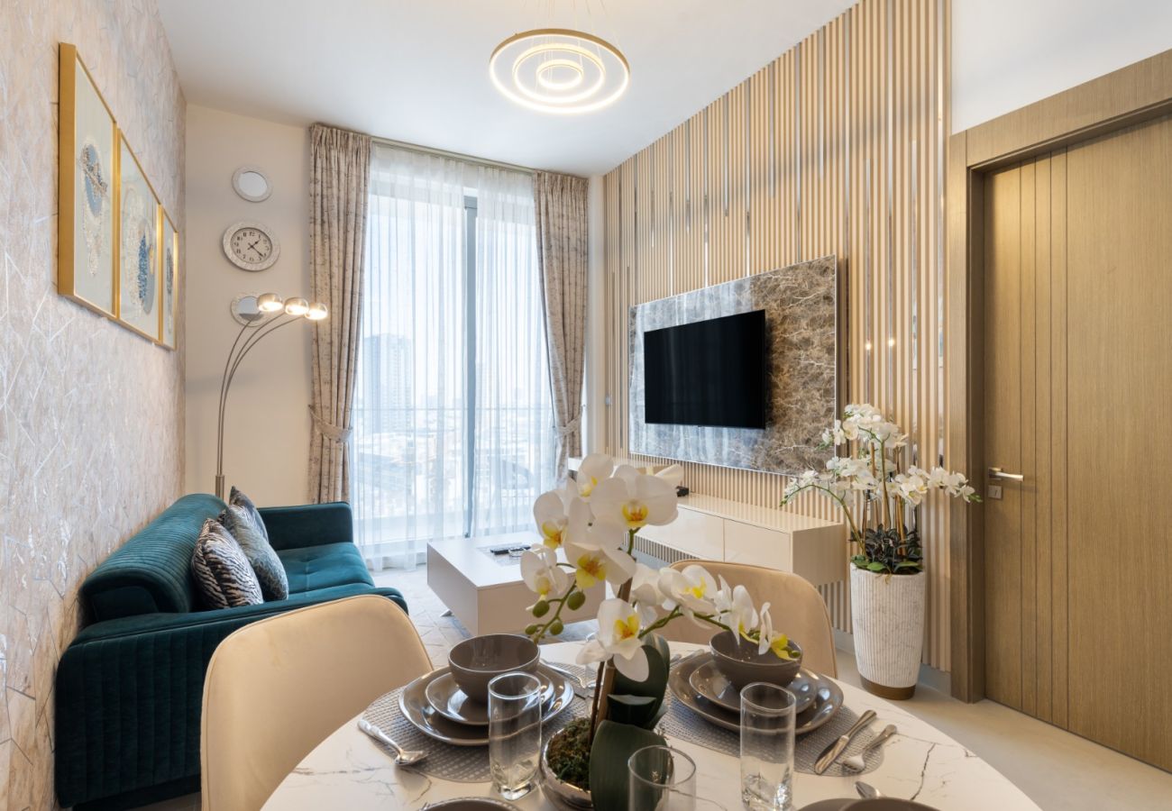 Apartment in Dubai - Elite Haven: Luxurious 1BR in Blue Bell