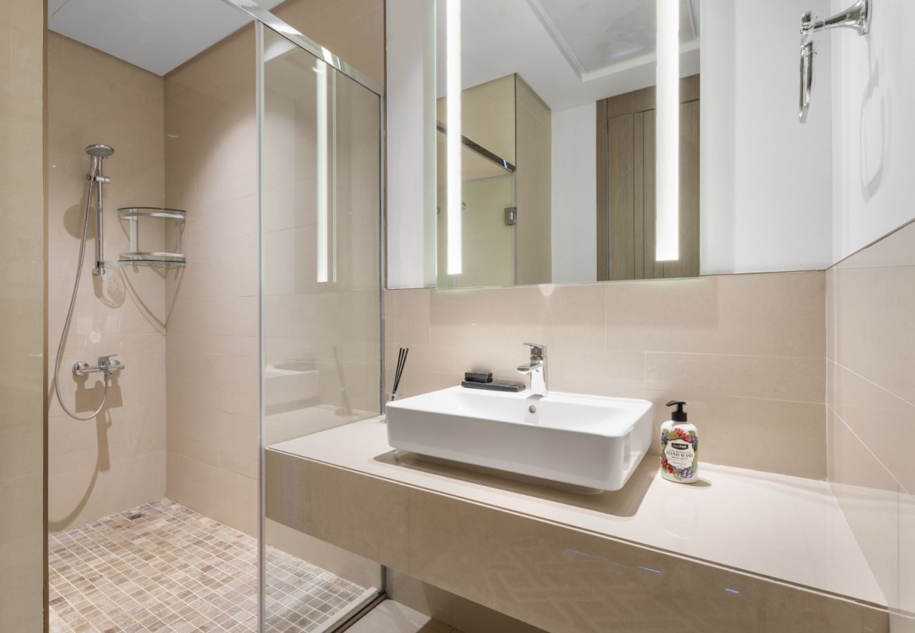 Apartment in Dubai - Elite Haven: Luxurious 1BR in Blue Bell