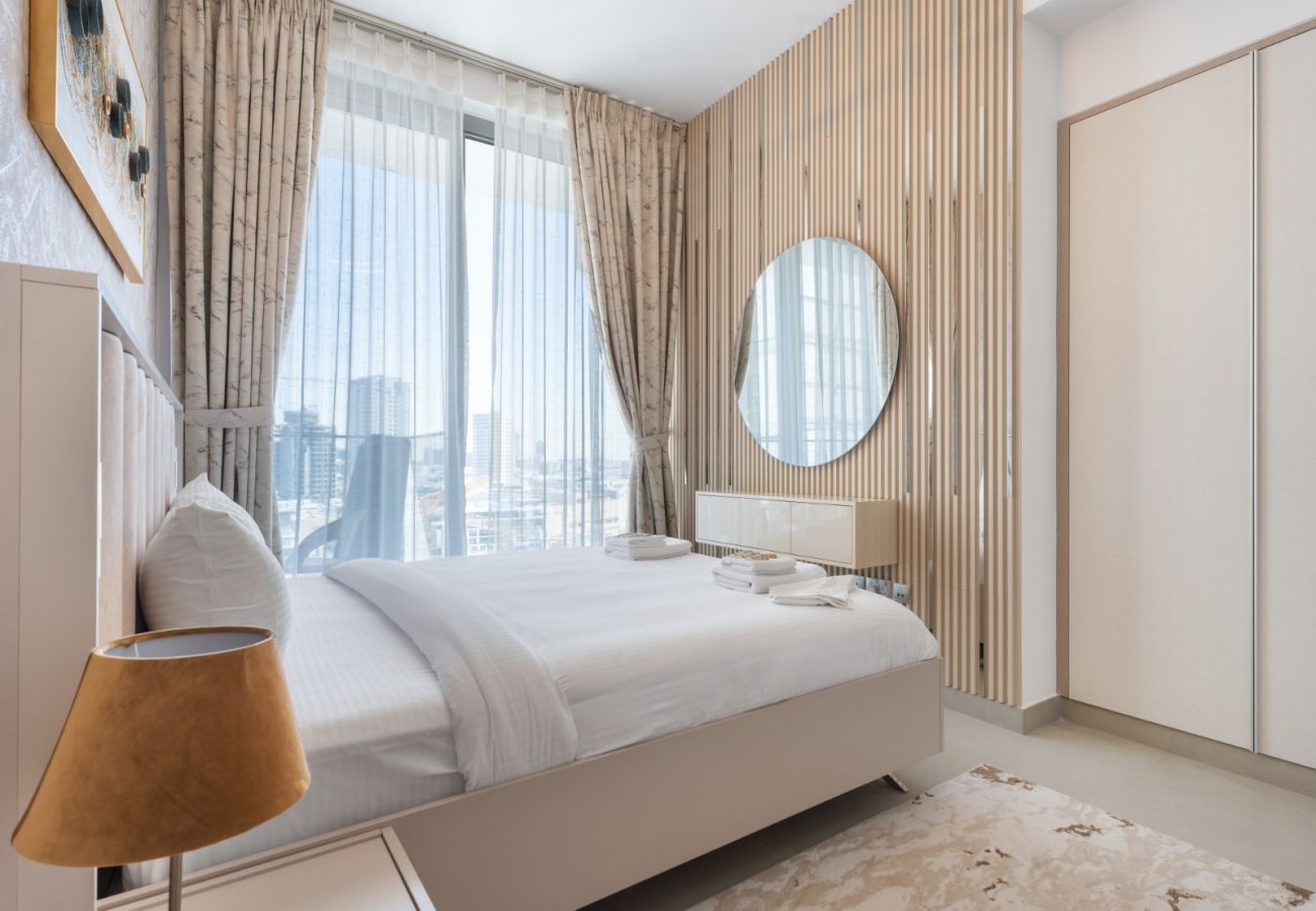 Apartment in Dubai - Elite Haven: Luxurious 1BR in Blue Bell