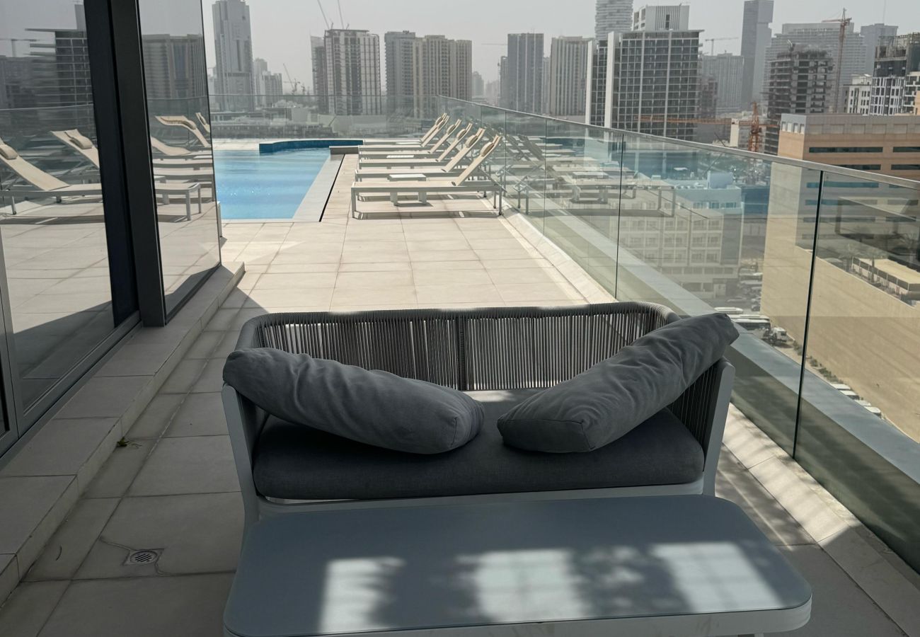 Apartment in Dubai - Elite Haven: Luxurious 1BR in Blue Bell