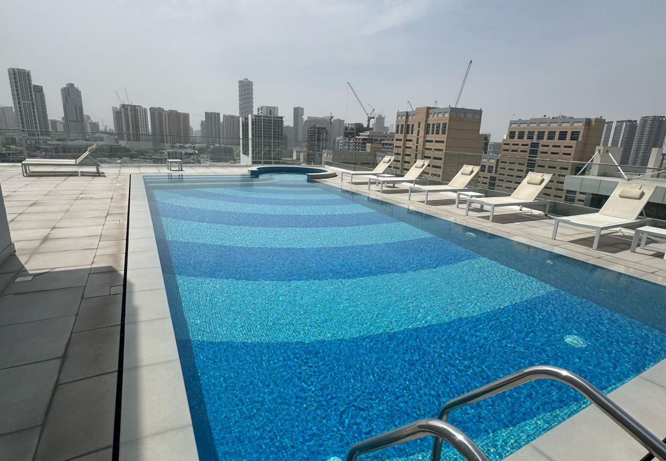 Apartment in Dubai - Elite Haven: Luxurious 1BR in Blue Bell