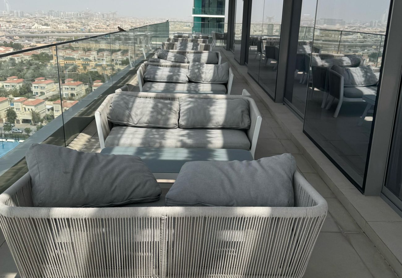 Apartment in Dubai - Elite Haven: Luxurious 1BR in Blue Bell