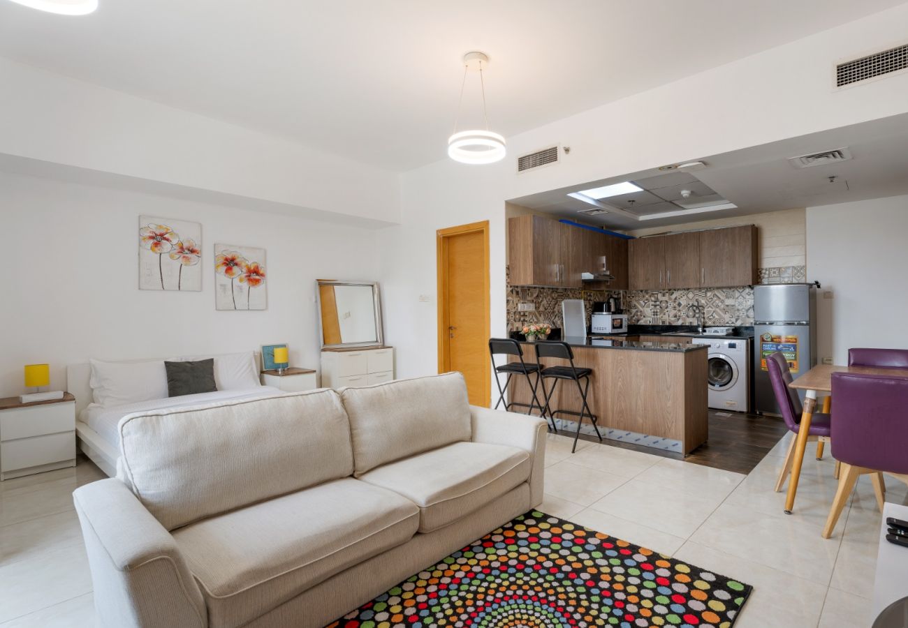 Studio in Dubai - Vibrant Chic Studio w Small Bed in Golden Wood